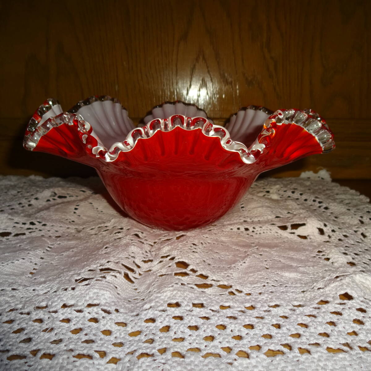 ふりふり縁取り硝子花器 フラワーベース 乳白色×赤色 拍卖