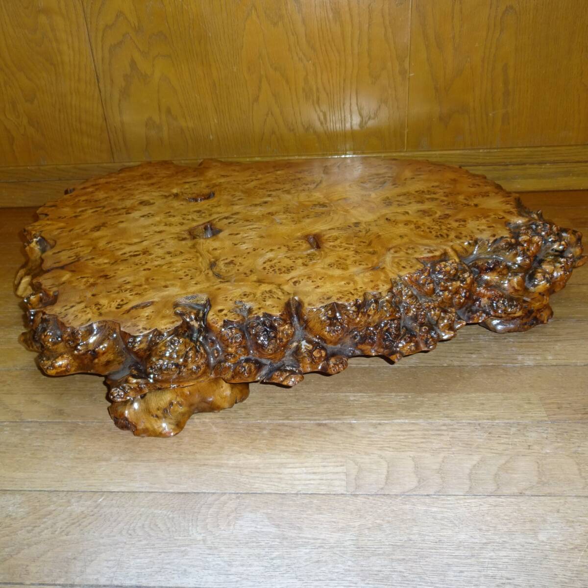 カバ材? 瘤花台 瘤盆栽台 瘤置物台 玉杢 瘤一枚板 脚付台 7.04kg拍卖
