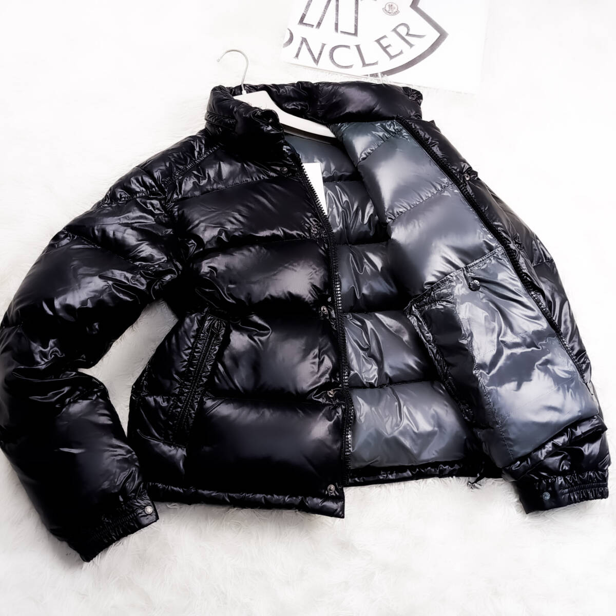 定価39万XL.LL~L!MONCLER 2wayダウンジャケット認証済み確実正規品ワンポイント袖ロゴワッペン光沢黒シャイニーブラック2大きモンクレール拍卖