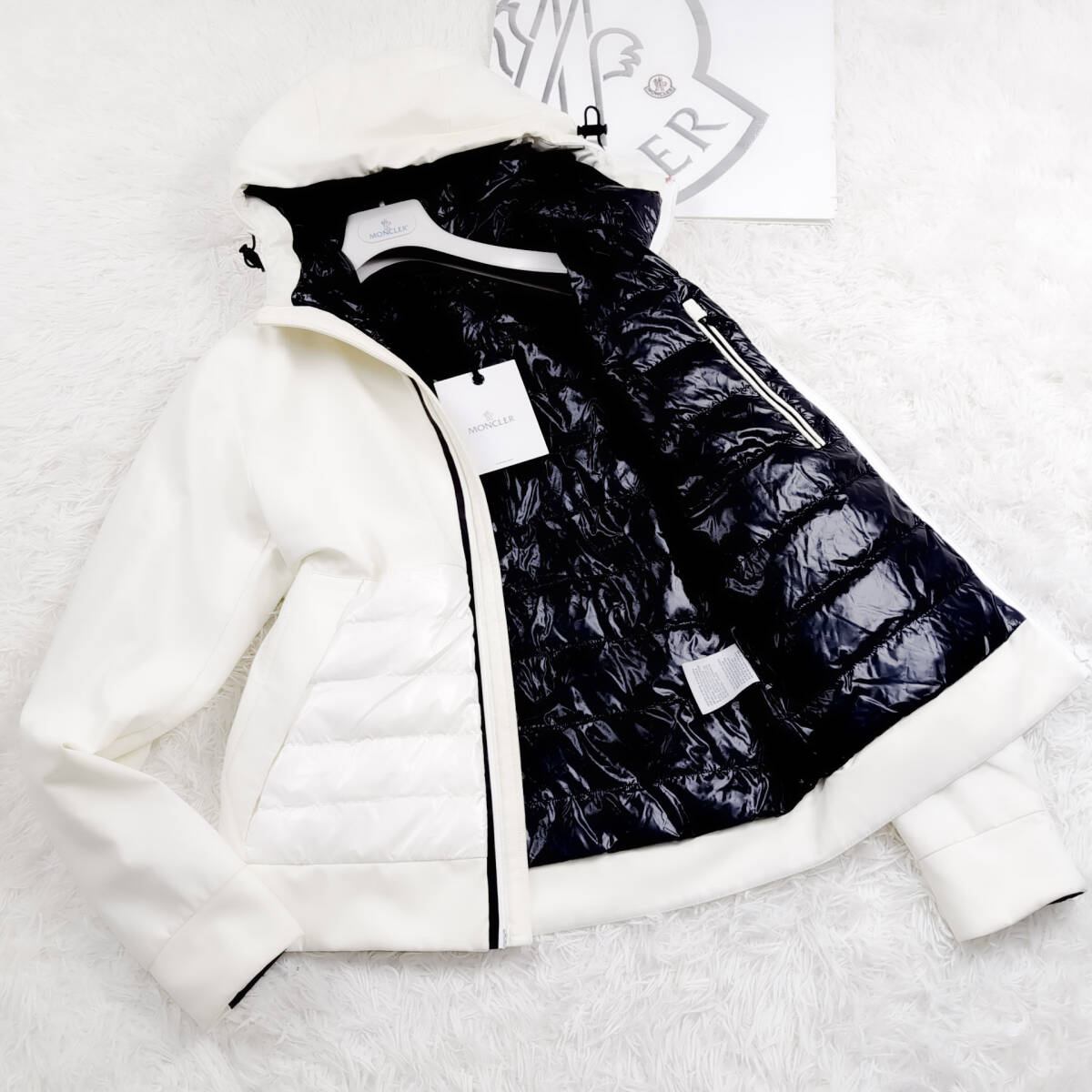 極美品DIST!XL~L!MONCLERダウンジャケット認証済み確実正規品トリコロールカラーラインLL~L袖ラバーロゴワッペン白ホワイト2 モンクレール拍卖