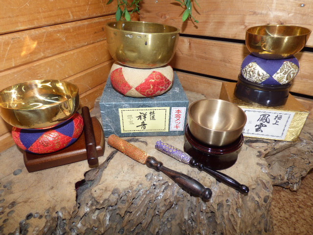 む872.おりんセット おりん4点 祥音 鳳雲 りん座布団 りん棒 台座 本金メッキ 3.5 3寸拍卖