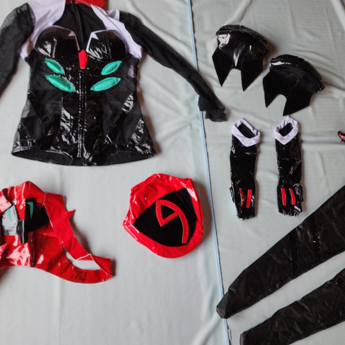 ブラックエヴァンゲリオンレイPVC Mサイズ エナメルの赤いパーツに黒い色移りがあります 白や赤の模様が付いたエナメルの黒い衣装拍卖