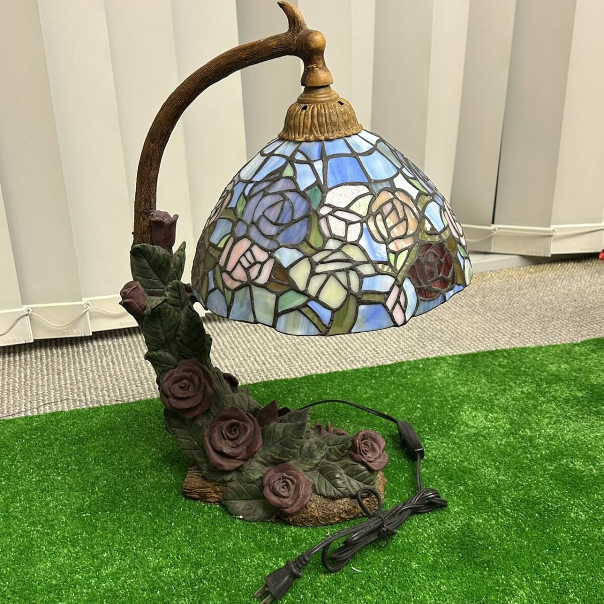 ティファニー様式 ステンドグラス テーブルランプ 電気スタンド クラシックローズ インテリア 北欧 ベッドサイド オブジェ 通電確認済み拍卖