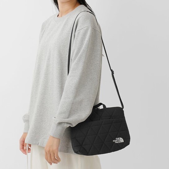 THE NORTH FACE/ザ ノースフェイス/GEOFACE POUCH/ジオフェイスポーチ/エンボスデザイン/ショルダーバッグ/ブラック/NM32356/ユニセックス拍卖