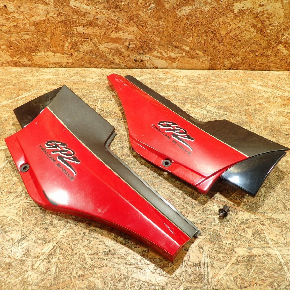 【送料Mサイズ】Kawasaki ZX900A-0922** GPZ900R サイドカバー ジャンク 検.( A14? 202511 9 火9拍卖