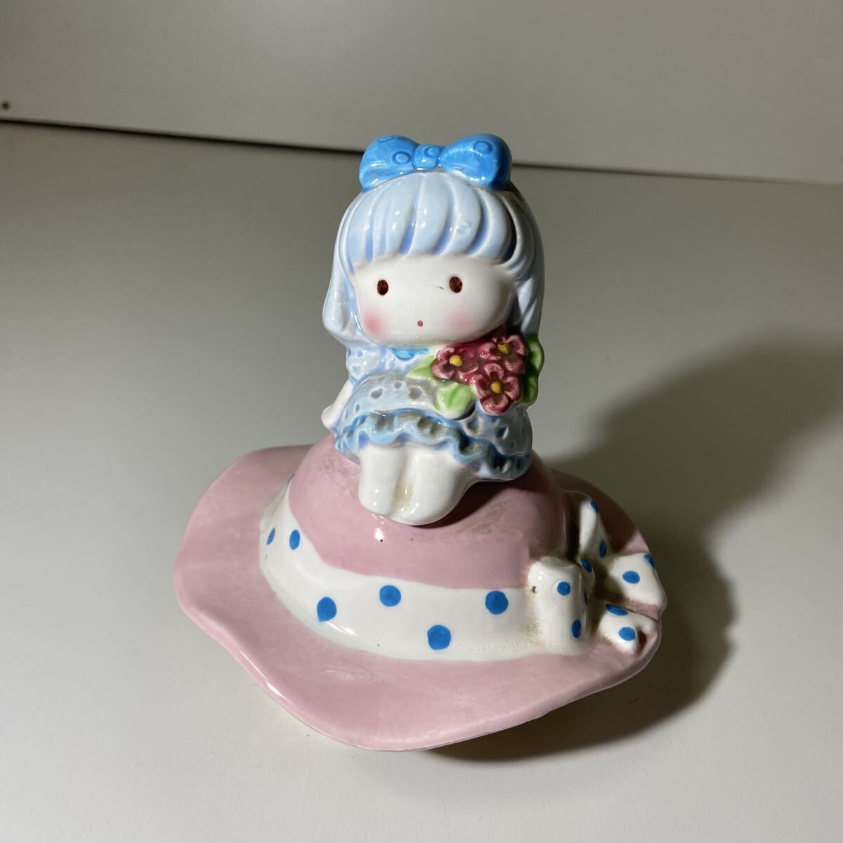 ★1円スタート★ オルゴール ある愛の詩 帽子の上で花束を抱えた女の子 動作確認済 陶器製 昭和レトロ 3-4559 拍卖