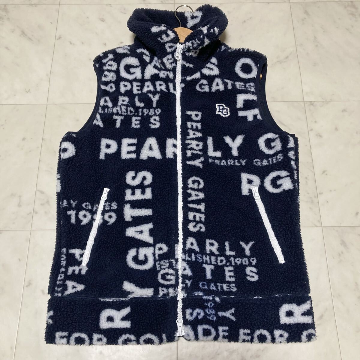 美品/サイズ5●パーリーゲイツ ボア ベスト PEARLY GATES 総柄 ロゴ ワッペン 刺繍 裏地付き ダブルジップ ネイビー ゴルフ メンズ拍卖
