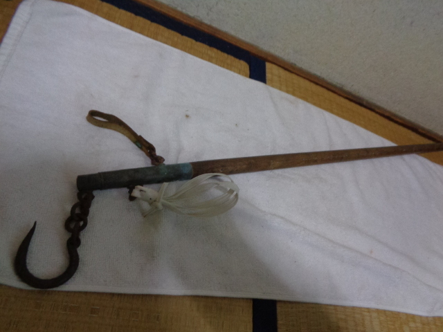 旧家蔵出し レトロ 天秤棒・鉤棒・秤棒・竿秤・鉤天秤 小-②/自在鉤・測定道具/古道具/木製+銅製+鉄製/担ぎ棒/拍卖