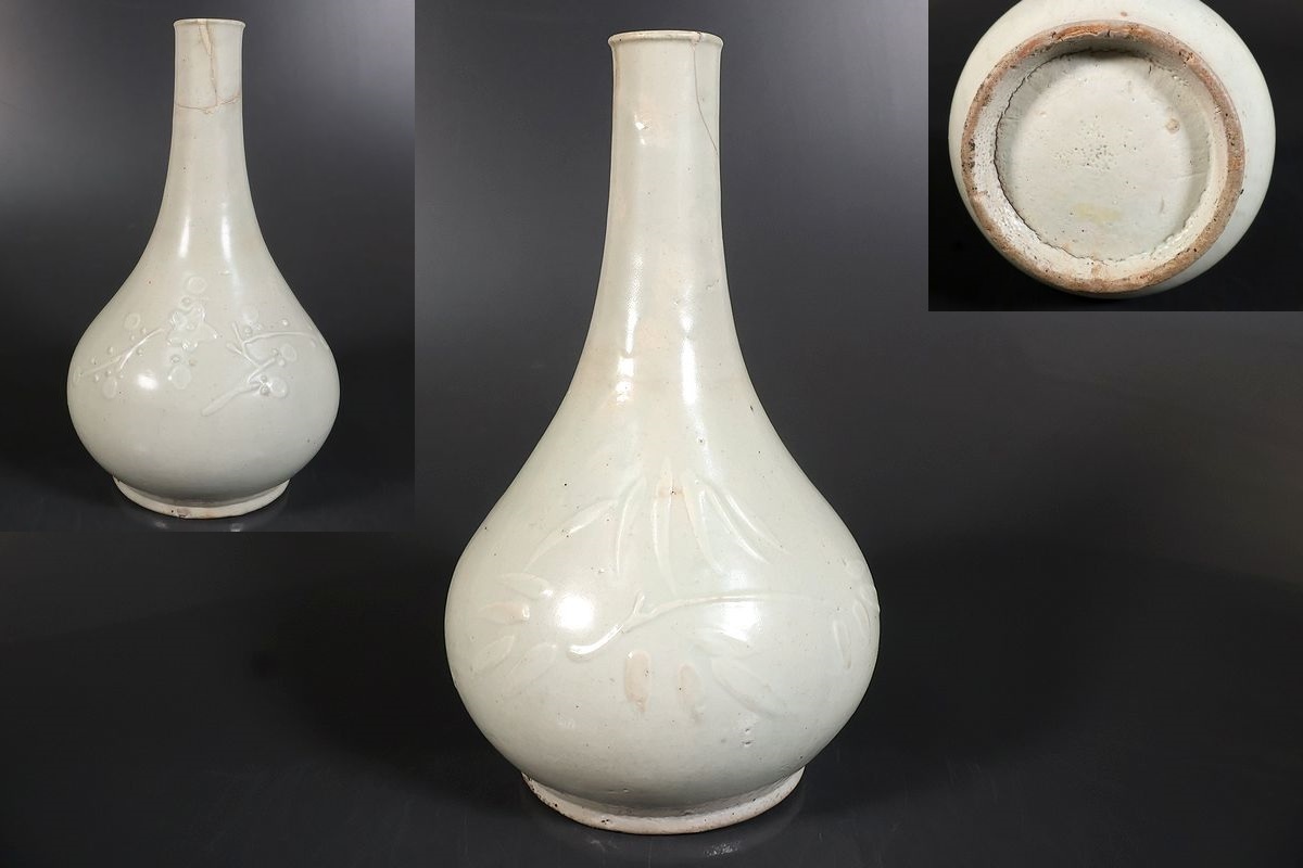 【小】5371 朝鮮古美術 李朝期 李朝白磁陽刻竹梅文瓶 鶴首瓶 花生 保管箱有 青白磁拍卖