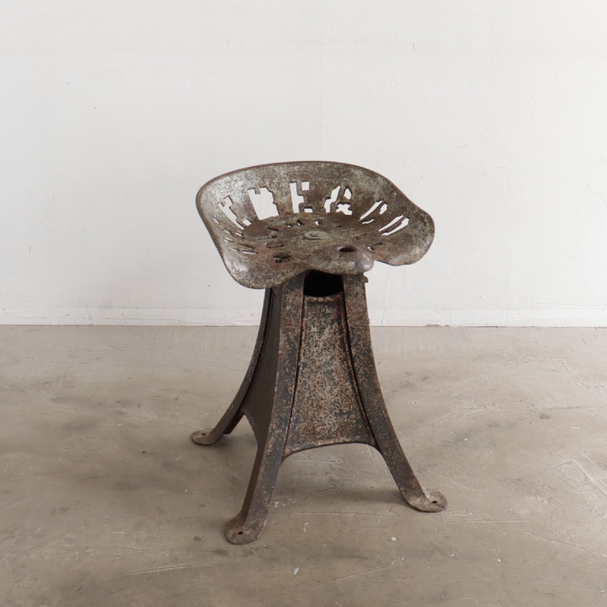 ヴィンテージ Deere&Company トラクタースツール/アメリカ インダストリアル 椅子 店舗什器 ガレージ チェア USA 鉄脚#506-315-440拍卖