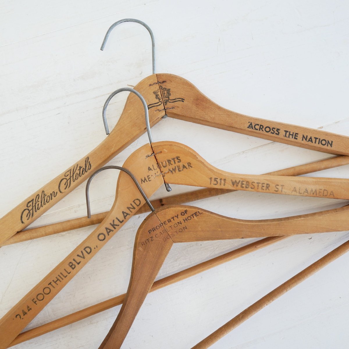 ヴィンテージ 木製ハンガー 3本セット / アメリカ リッツカールトン ヒルトンホテル 紳士服店 店舗什器 ディスプレイ小物 #702-6-192-492拍卖