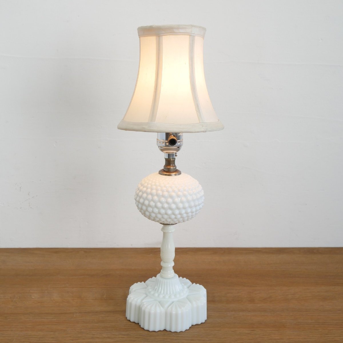60s 70s ホブネイル ミルクガラス ヴィンテージ テーブルランプ / アメリカ ミッドセンチュリー アンティーク照明 #705-13-221-779拍卖
