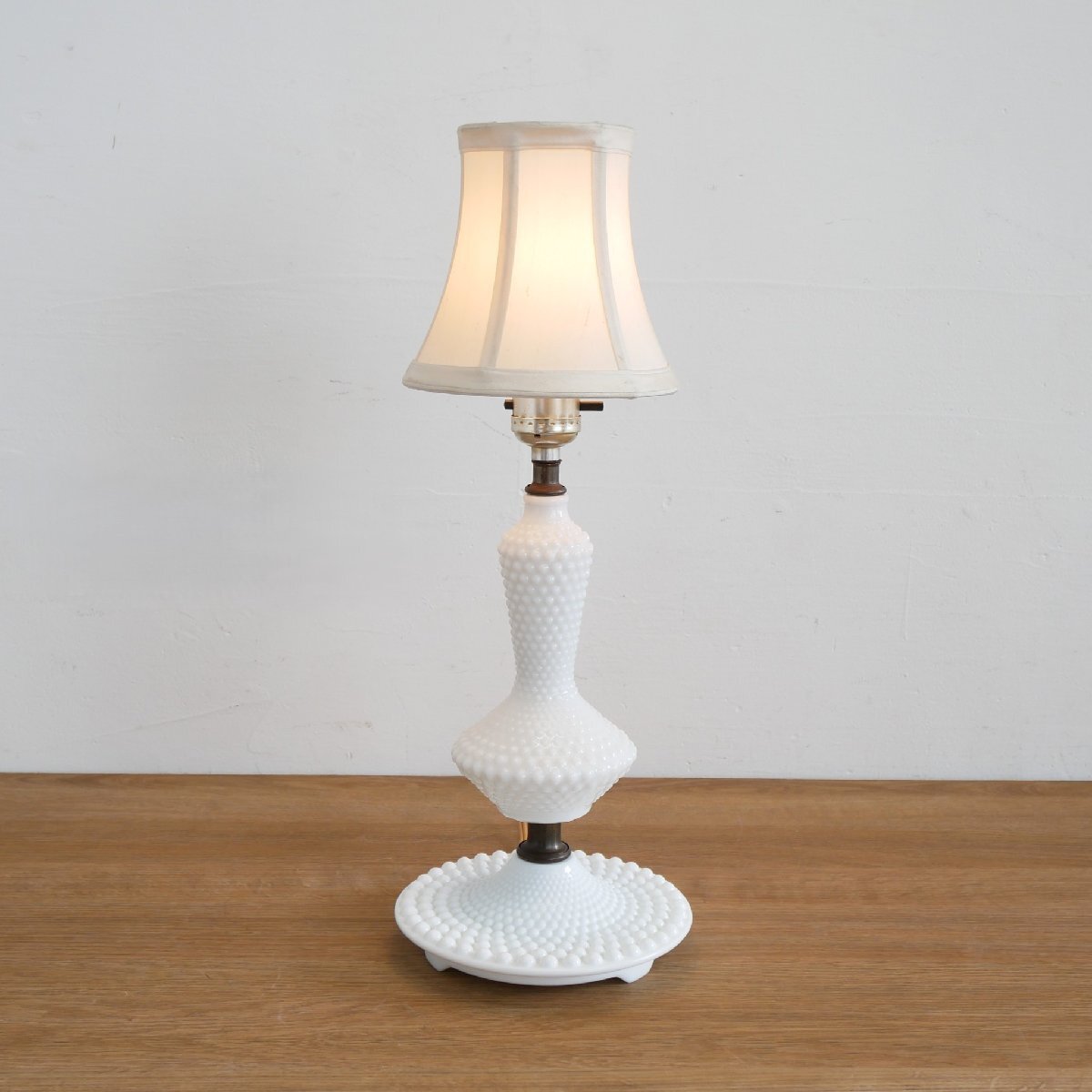 60s ホブネイル ミルクガラス ヴィンテージ テーブルランプ / アメリカ ミッドセンチュリー アンティーク照明 #705-5-277-512拍卖