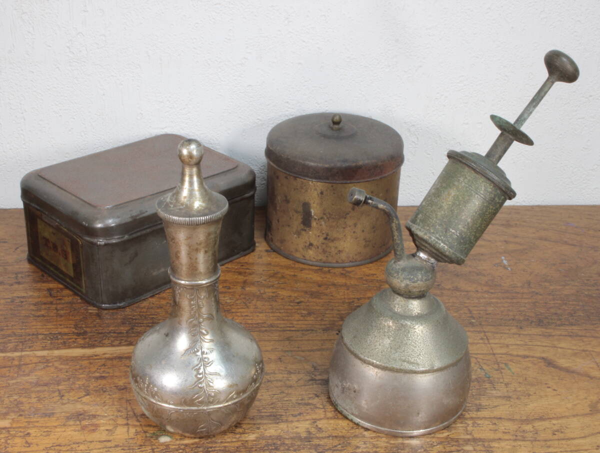 昭和レトロ 床屋 理容室 仕事道具 古道具 当時物 容器 霧吹き シャンプーボトル 保管用の缶 など 4点まとめて 拍卖