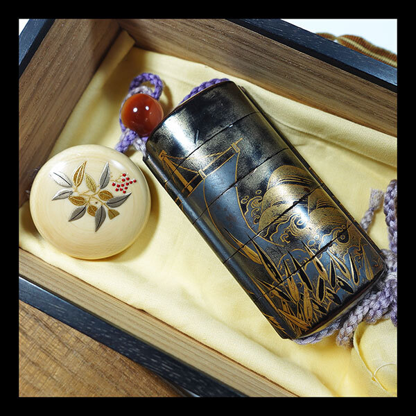 ★黒漆地金銀蒔絵波濤舟図五段印籠 無銘 蒔絵入饅頭根付 石緒締 提げ物 印篭 帆掛船 葦図 名人作 高級桐箱入拍卖