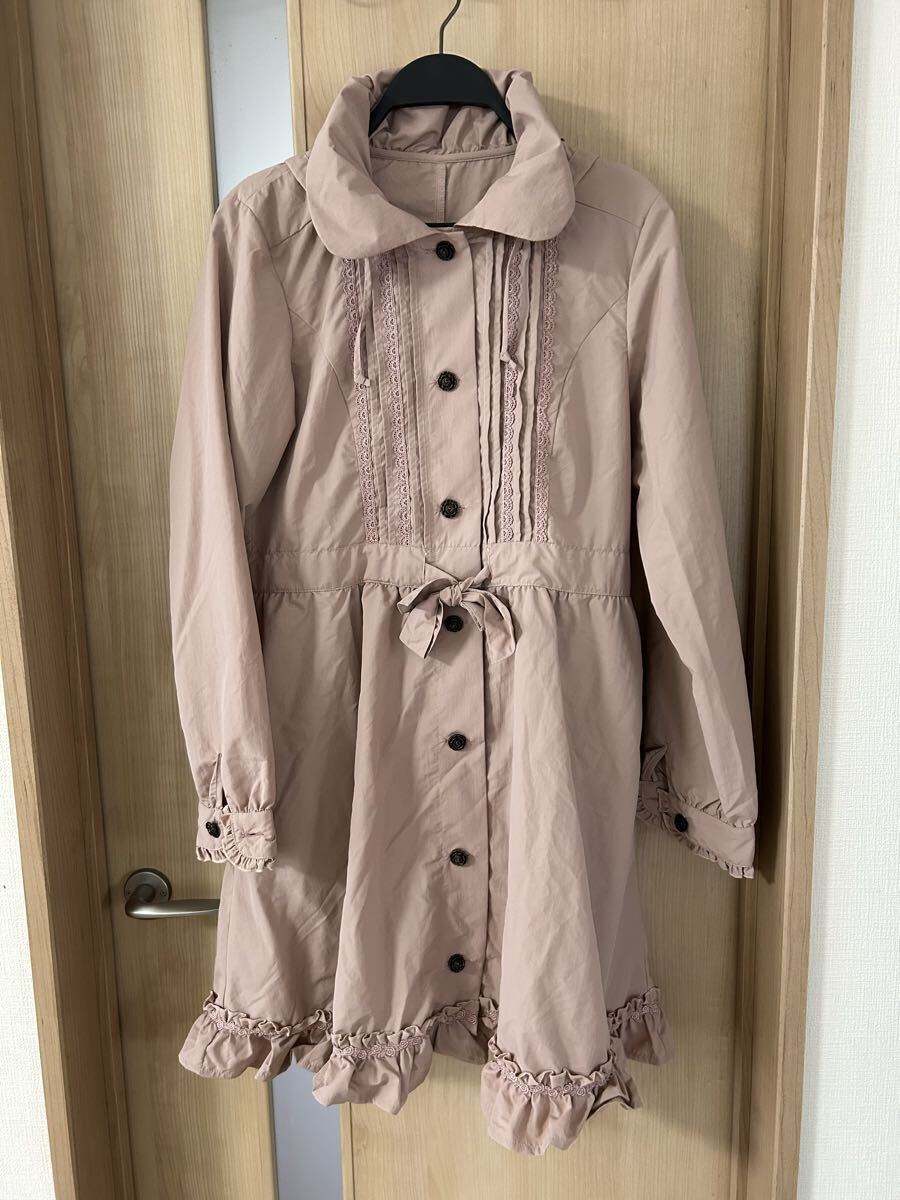 新品 タグ付 アイジーエー ファム ワンピレインコート バック付 Mサイズ ピンク 薔薇 バラ フリル axes femme かっぱ 雨具拍卖