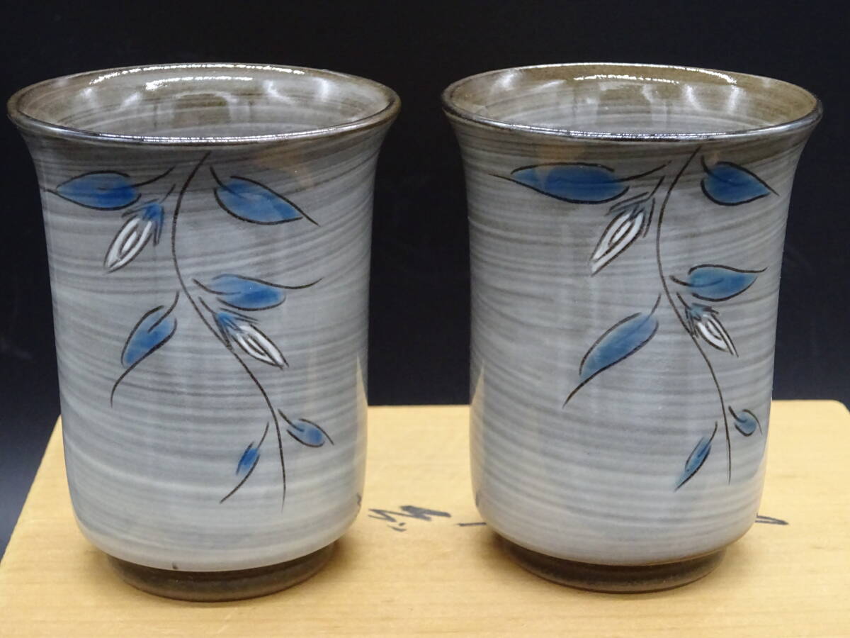 現川焼 人気実力作家 13代横石臥牛 長崎県重要無形文化財★現川焼刷毛目草花紋ぐいのみ2客セット 共箱、栞付 酒器 茶碗 壺 茶道具拍卖