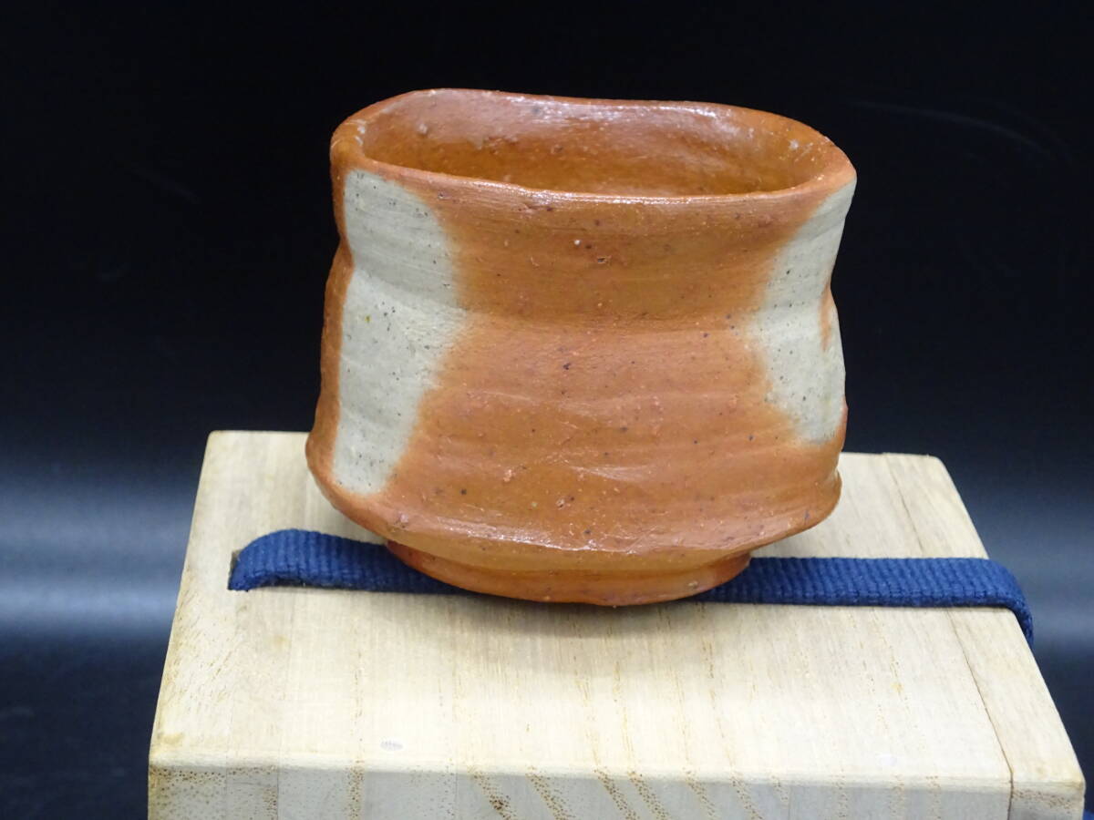 備前焼 人気実力作家 多久守 工芸会正会員★備前緋襷ぐいのみ 四方桟共箱、共布、陶歴付 酒器 茶碗 壺 茶道具拍卖