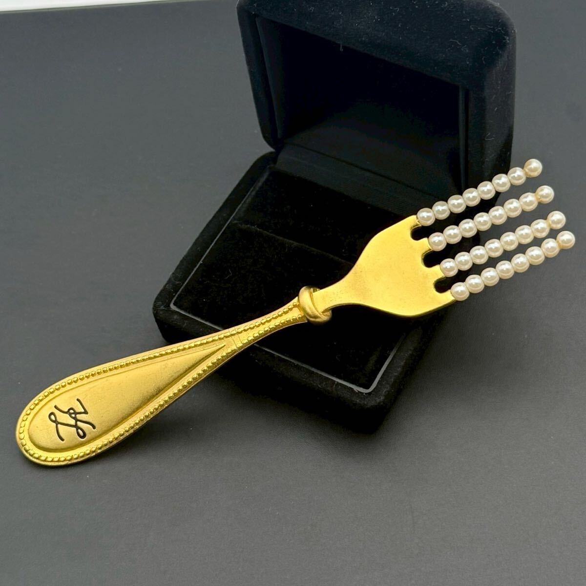 【超超希少】KARL LAGERFELD カールラガーフェルド ブローチ KL フォーク モチーフ ゴールド パール 大ぶり コスチュームジュエリー拍卖