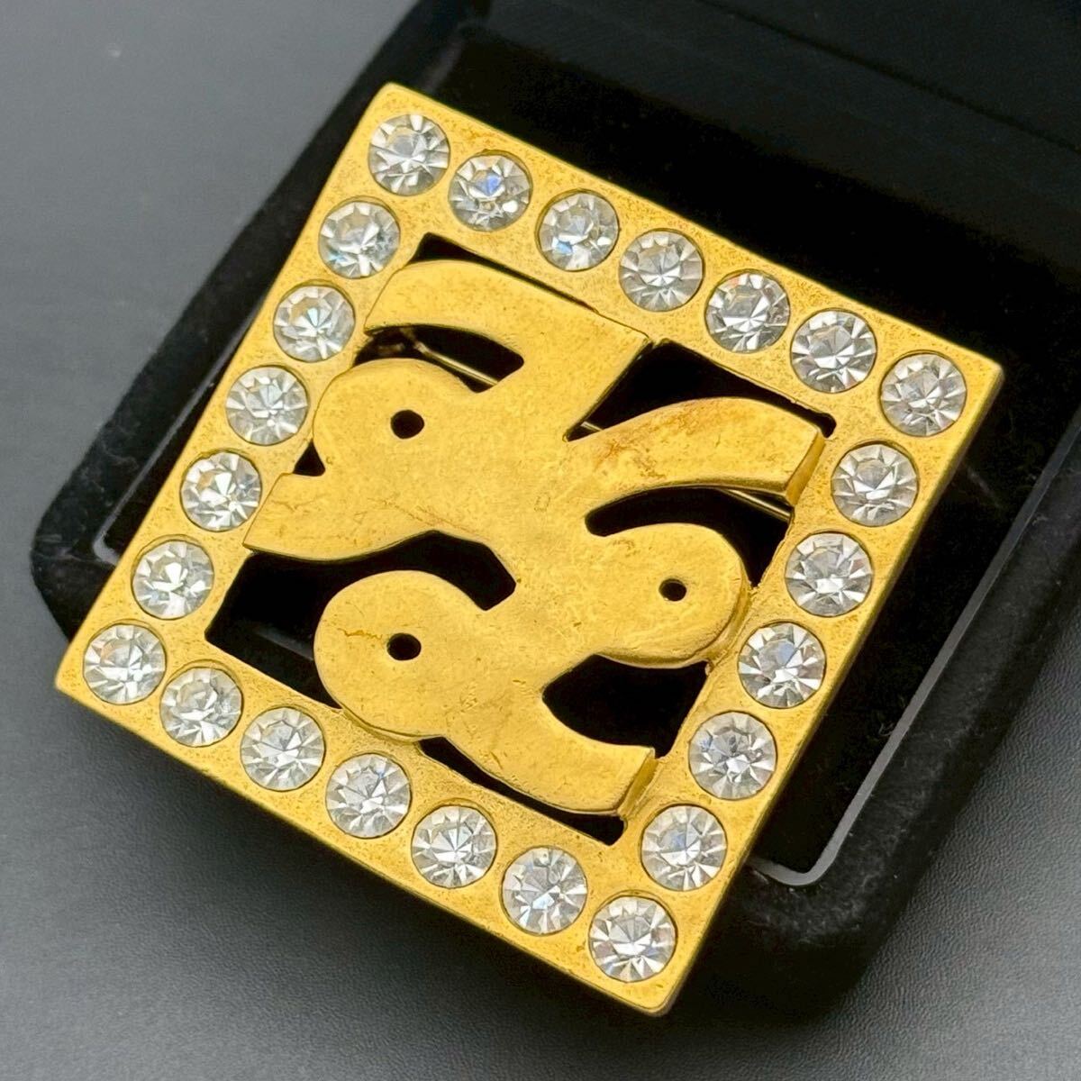 【希少・大ぶり】KARL LAGERFELD KL カールラガーフェルド ブローチ ピン ゴールド ラインストーン スクエア コスチュームジュエリー拍卖