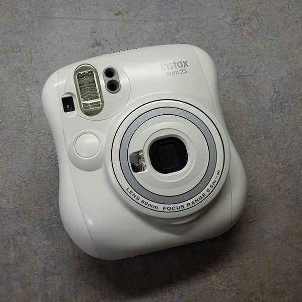 富士フイルム◇FUJIFILM◇インスタントカメラ チェキ instax mini 25 ホワイト 美品 おまけフィルム付き・フィルム有効期限2021年5月 拍卖