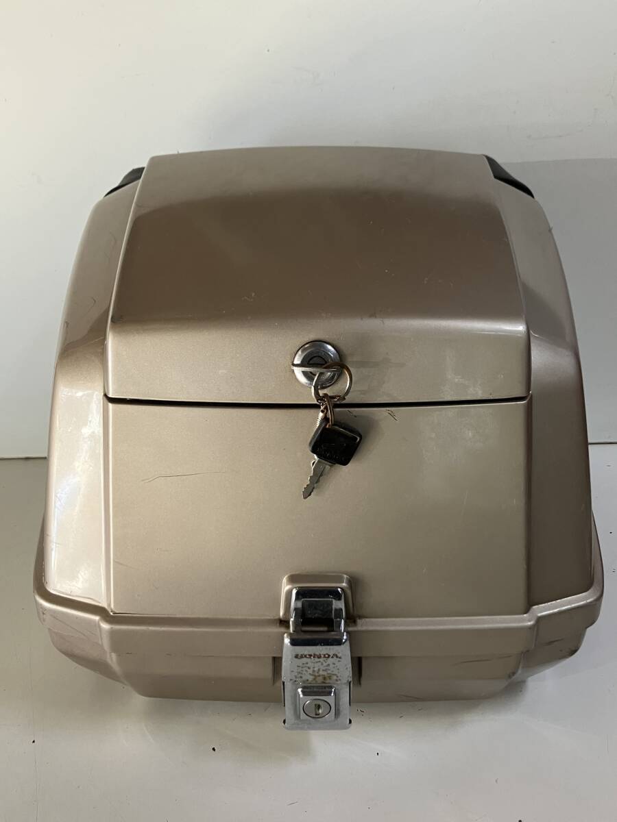 ⑲240◆HONDA ホンダ◆純正 リアボックス トップケース 背もたれ付き キー2本 旧車 スクーター 当時物 サイズ 40×40×30cm拍卖