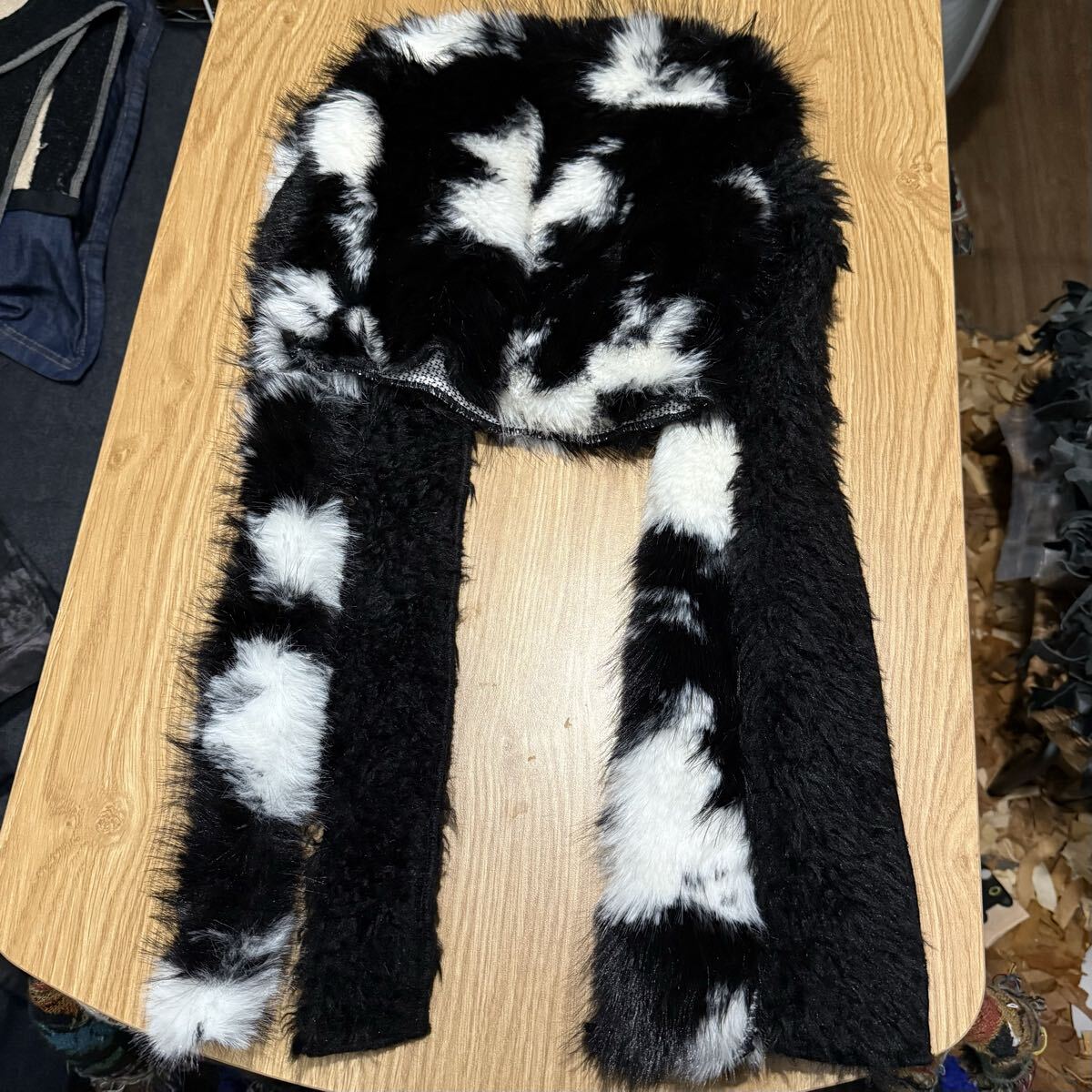 ikumi イクミ 煙羅煙羅 CAP ブラック ポリエステル ロング フェイクファー帽子 ニット帽 ファーニット 耳 FW2024拍卖