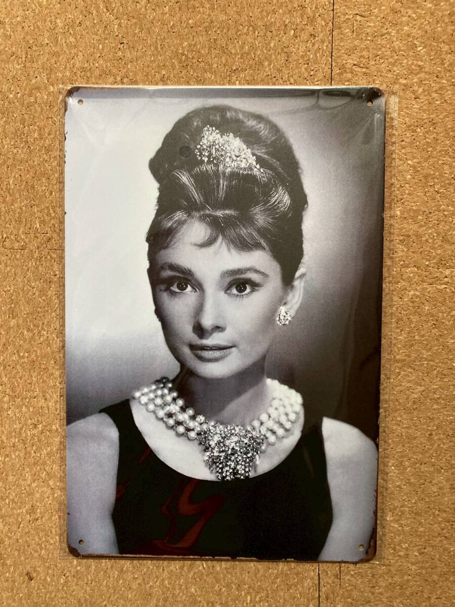 オードリーヘップバーン ヘプバーン ブリキ看板 メタルサインプレート アメリカン雑貨 ウォールデコ レトロ ヴィンテージ風 アンティーク拍卖