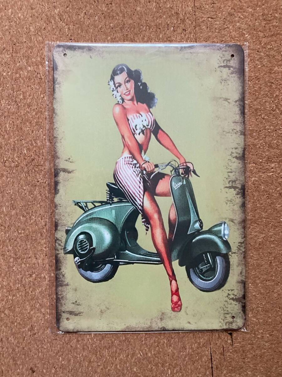 ピンナップガール ベスパ イタリア ブリキ看板 メタルサインプレート アメリカン雑貨 ウォールデコ レトロ ヴィンテージ風 アンティーク拍卖