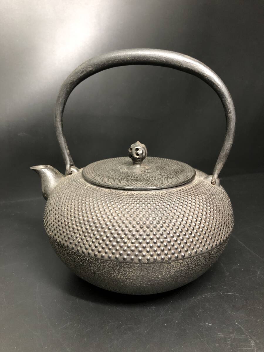 【未使用保管品】南部鉄器 浅田薫山作 鉄瓶 霰紋 伝統工芸 金属工芸 茶道具拍卖