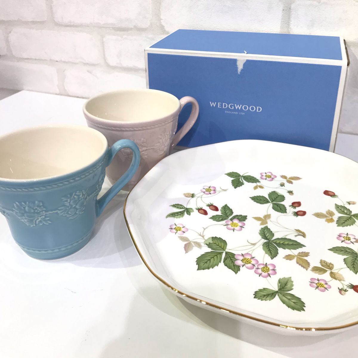 θ【3点セット】WEDGWOOD/ウエッジウッド ペアマグカップ ワイルドストロベリーオクタゴナルディッシュL 皿 プレート 箱/本体のみ θ-1311D拍卖
