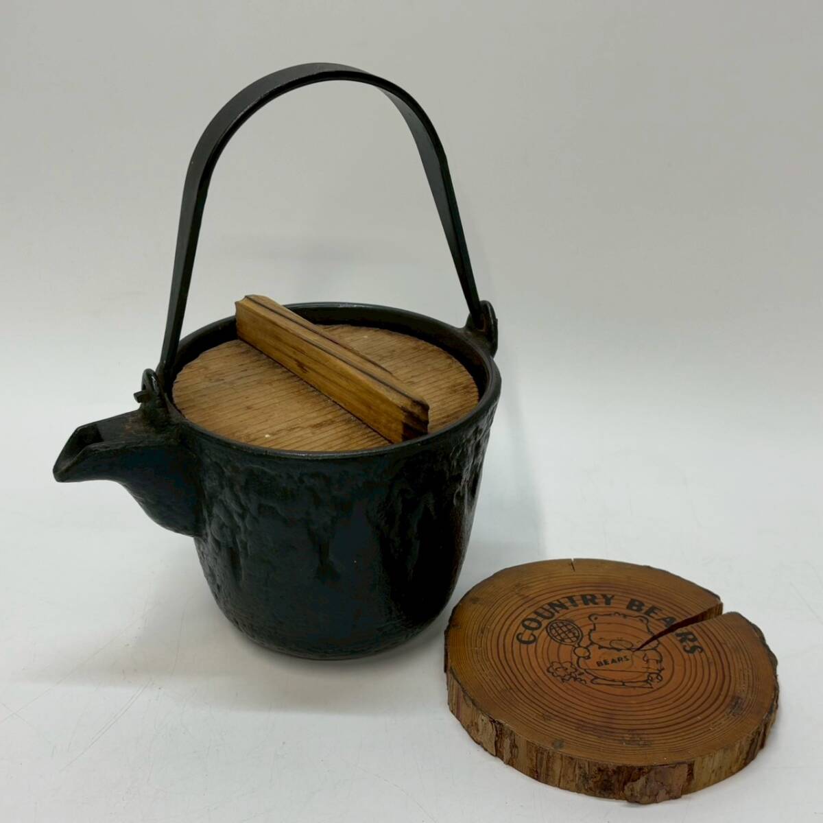 ★ 1円~【コレクター放出品】 燗瓶 岩鋳 鍋型燗瓶 鋳鉄 鉄鍋 南部鉄器 切り株コースター アンティーク 時代物 木フタ付き K161215拍卖