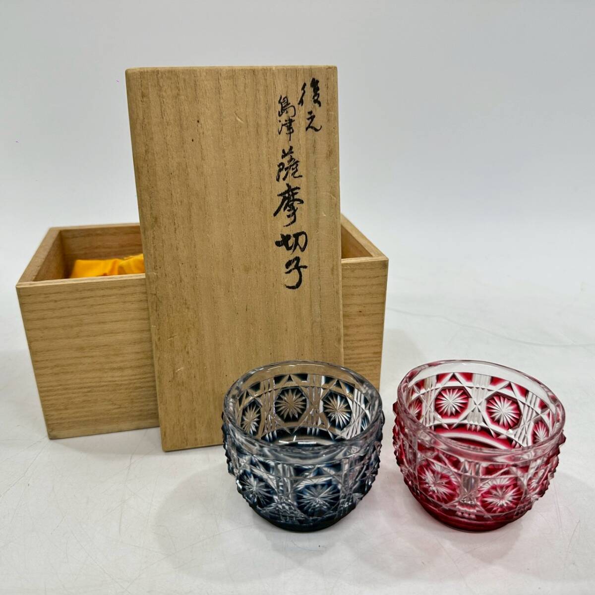 ★ 1円〜【セット売り】 切子猪口 島津薩摩切子 薩摩切子 伝統工芸 お猪口 酒器 ぐい呑み ガラス工芸 赤 青 色被せグラス 共箱付属 K161336拍卖
