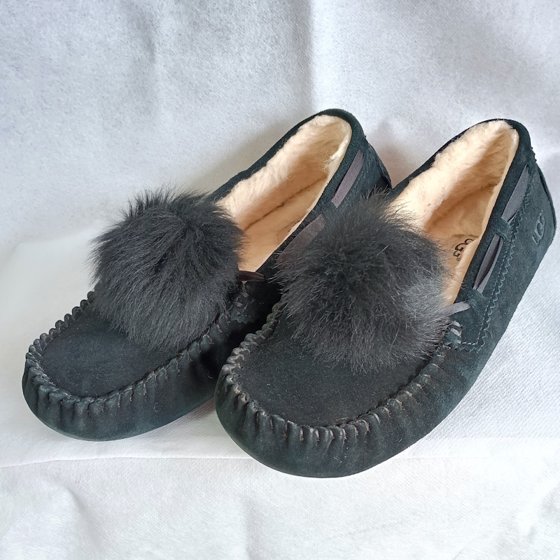 UGG ダコタ モカシン 24cm ブラック Women ポンポン アグ スリッポン拍卖