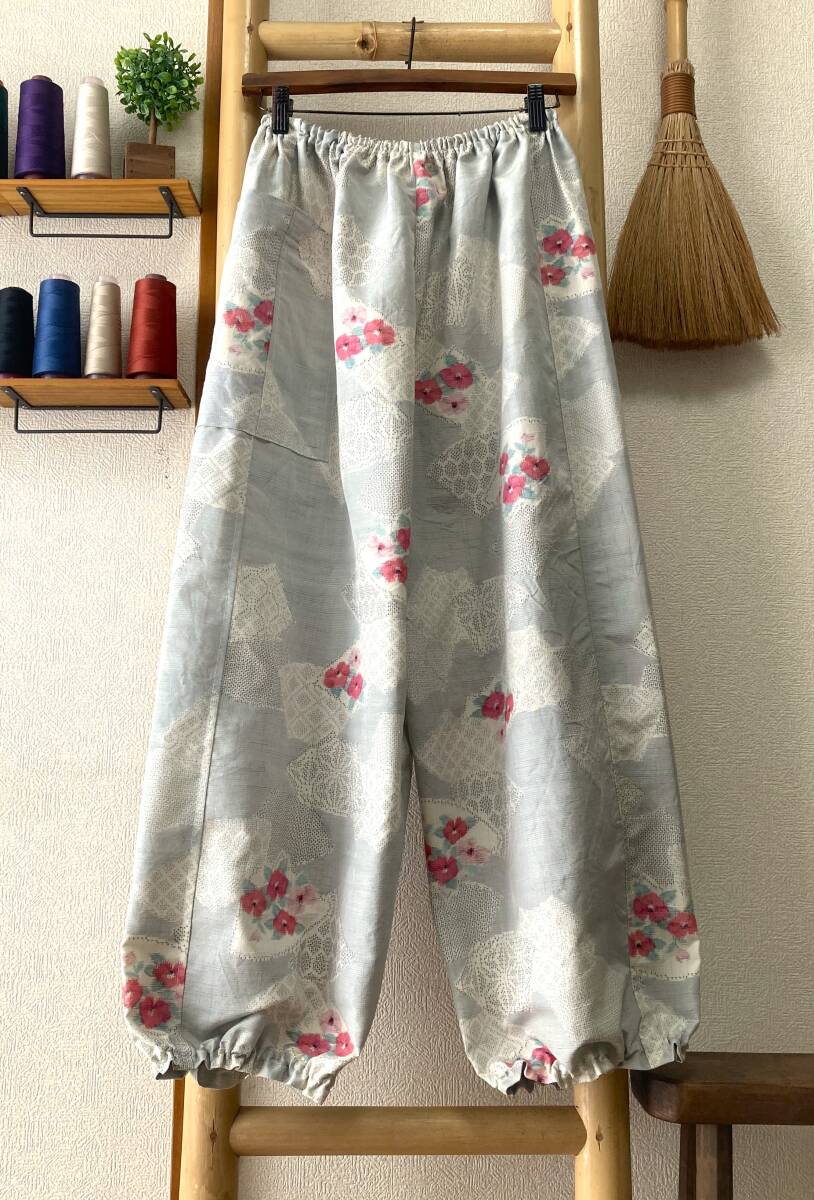 鎌倉まるか堂 着物リメイク 紬 絹鼠に椿舞扇のもんぺ風 ●絹 ●丈長ゆったりまるっこいシルエット L~LL●裾ふわパンツ●洗濯OK拍卖