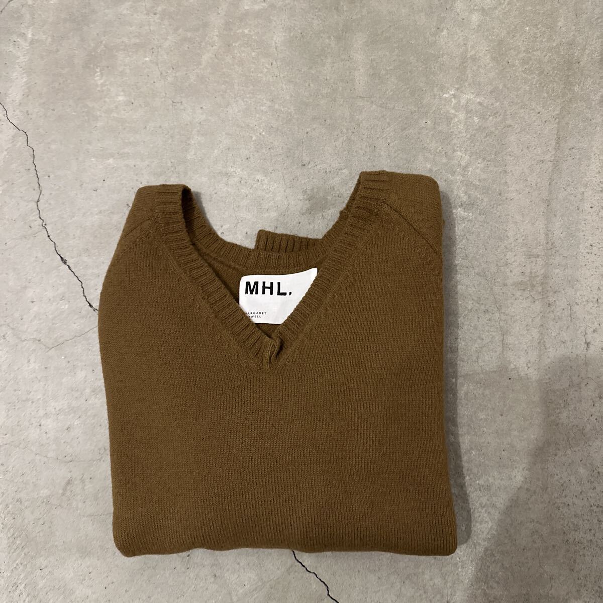 新品未使用☆MHL,マーガレットハウエル☆セーターWOOL KNITWEAR ウール ニットウエア☆女性用サイズIIリトアニア製☆茶系 Vネック拍卖
