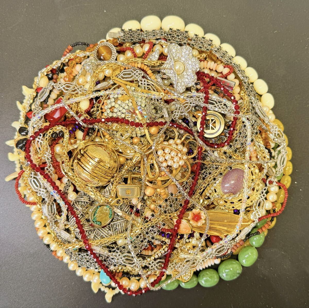 大量 アクセサリー ネックレス パール 指輪 ブローチ シルバー/ブランド品 天然石などジャンク品 ゴールドカラーおまとめ まとめ売り1KG拍卖