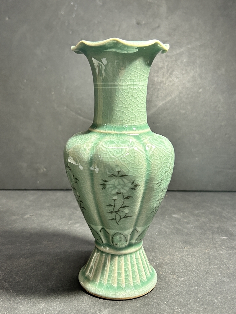 ● コレクター必見 張英安 寿安 高麗青磁 花器 象嵌牡丹菊花文瓜形瓶 花瓶 生花 花生 置物 飾り 工芸品 コレクション Zr699拍卖