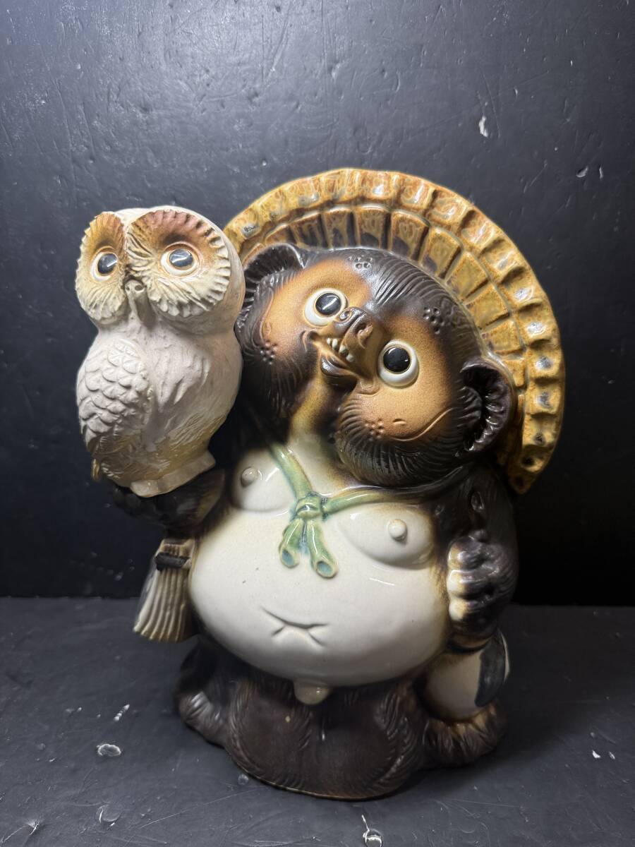 ★コレクター必見 信楽焼 陶器製 狸 フクロウとたぬき 置物 高さ約30㎝ オブジェ インテリア 店舗 縁起物 商売繁盛 コレクション Se254拍卖