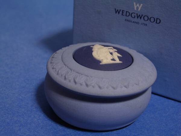 ◎WEDGWOOD ウェッジウッド 3色ジャスパー 可愛い小型鼓形蓋物「女神と天使」◎ta箱付拍卖