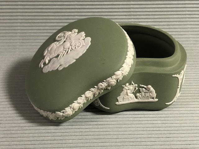 ◎ウェッジウッド グリーンジャスパー 豆形蓋物「馬車」◎z53拍卖