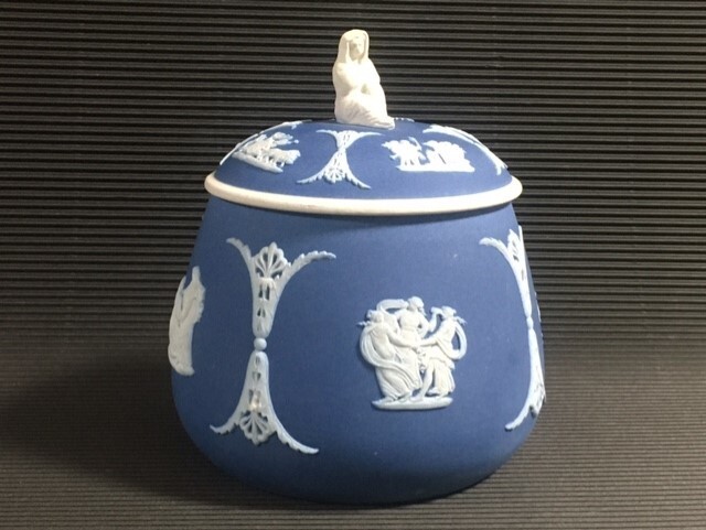 ◎ウェッジウッド 青色を被せた白のジャスパー 貴重な蓋物 未亡人像の蓋つまみ◎箱付拍卖
