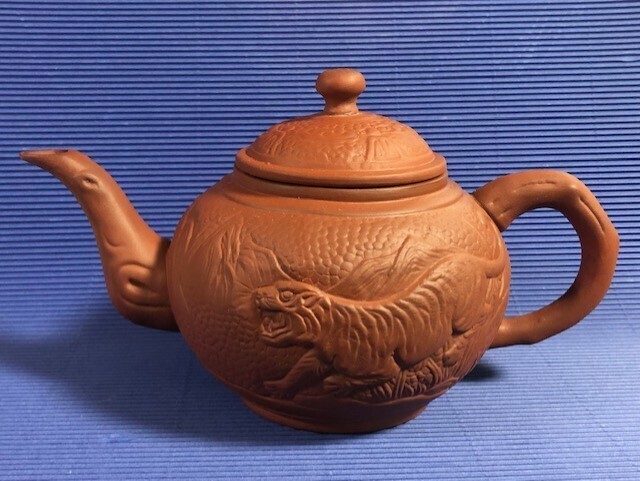 ◎中国の工芸美術大師周桂珍製 朱泥急須 宜興紫砂壺 双虎彫り◎z48拍卖