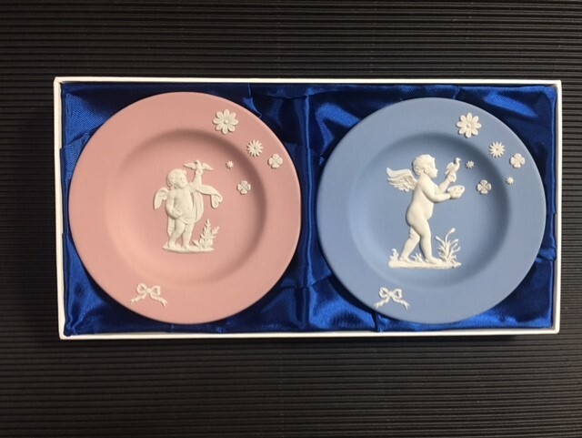 ◎ウェッジウッド ブルー・ピンクジャスパー 小型プレート2枚セット 「天使」◎z28箱付拍卖