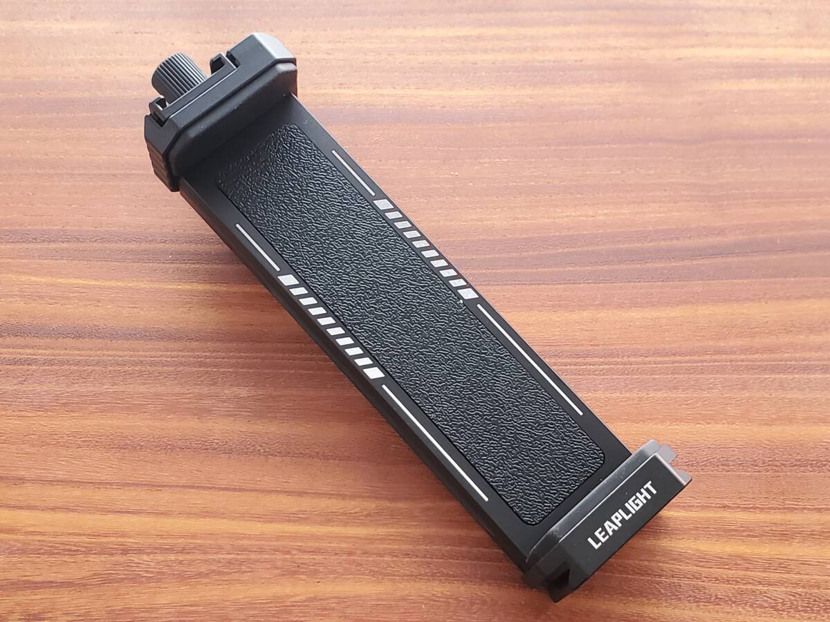 LYC1-BK 全アルミ合金製 タブレットホルダースタンド ねじ固定式 傷防止 三脚用水平器付き 1/4ネジ穴 コールドシュー 拡張性高 送料410円拍卖