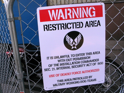 サインボードL U.S.エアフォース 警告看板 CA-L05 ミリタリー プラスチック 大きい 世田谷ベース 西海岸風 インテリア アメリカン雑貨拍卖