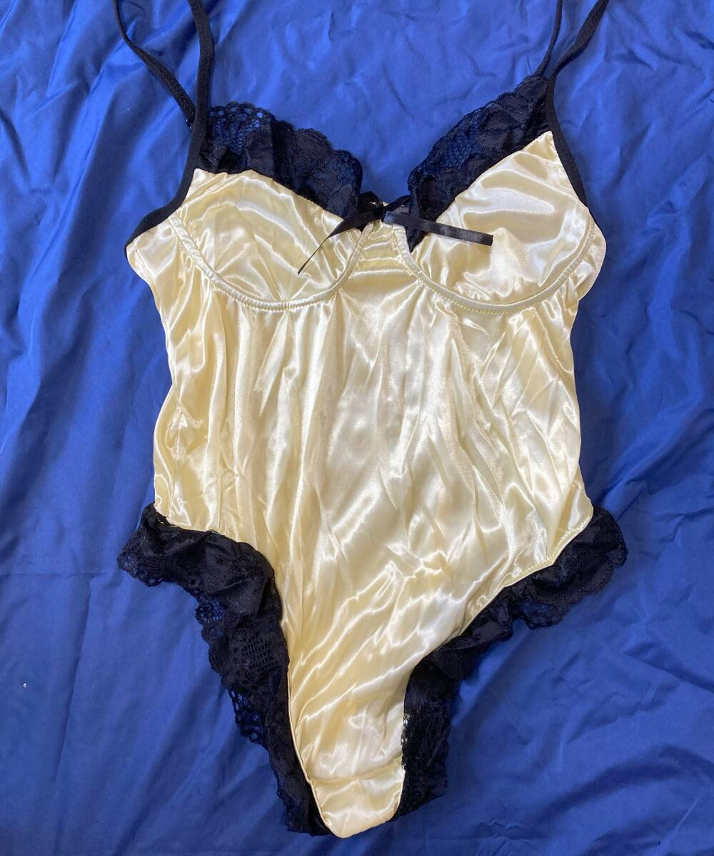 Lサイズ/ ミルク色 肩ショルダータイプ テディフリルレース付きクローズクロッチ ボディスーツ サテン光沢 つるつる薄手のお品 ナイロン拍卖
