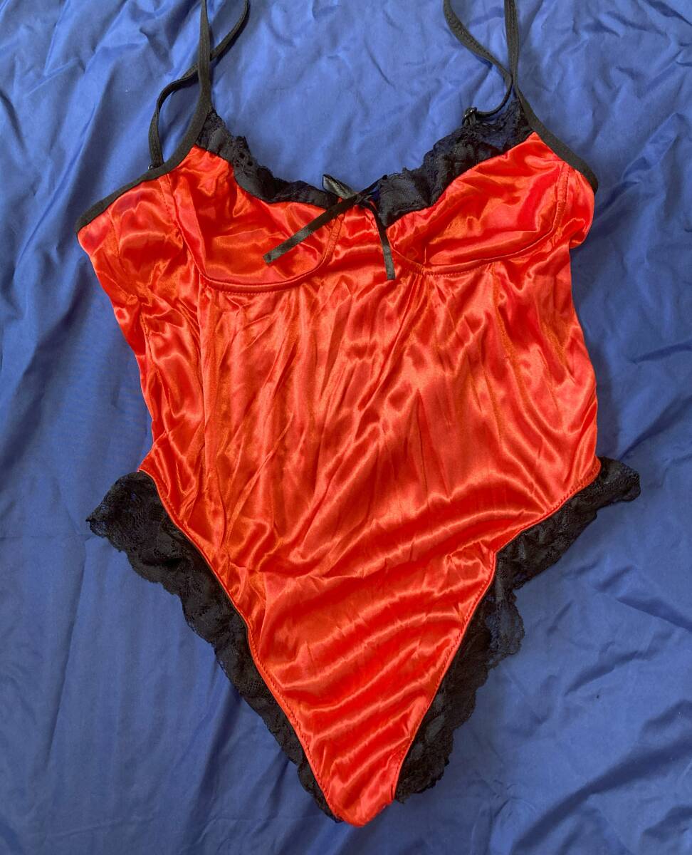 Lサイズ/ RED 肩ショルダータイプ テディフリルレース付きクローズクロッチ ボディスーツ サテン光沢 つるつる薄手のお品 ナイロン拍卖