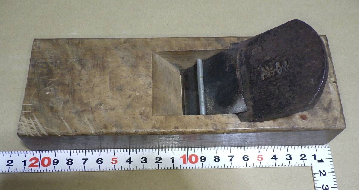 Y144#大工道具 鉋 字央 (検索 鑿 鉋 かんな 家具職人 宮大工 指物 叩き鑿 小刀 天然砥石 鋸 玄能 名工 名品 彫刻 建具 包丁 )拍卖