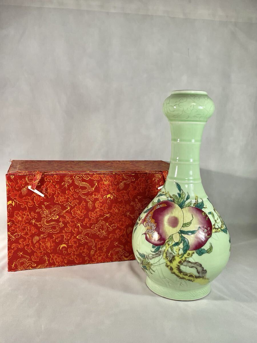 【故宮】柘榴青磁蒜頭瓶 琺瑯彩柘榴蒜頭瓶 天球瓶 清代乾隆年製 約H38W17cm 花瓶 中国美術 骨董品 時代物 唐物 花器壺拍卖